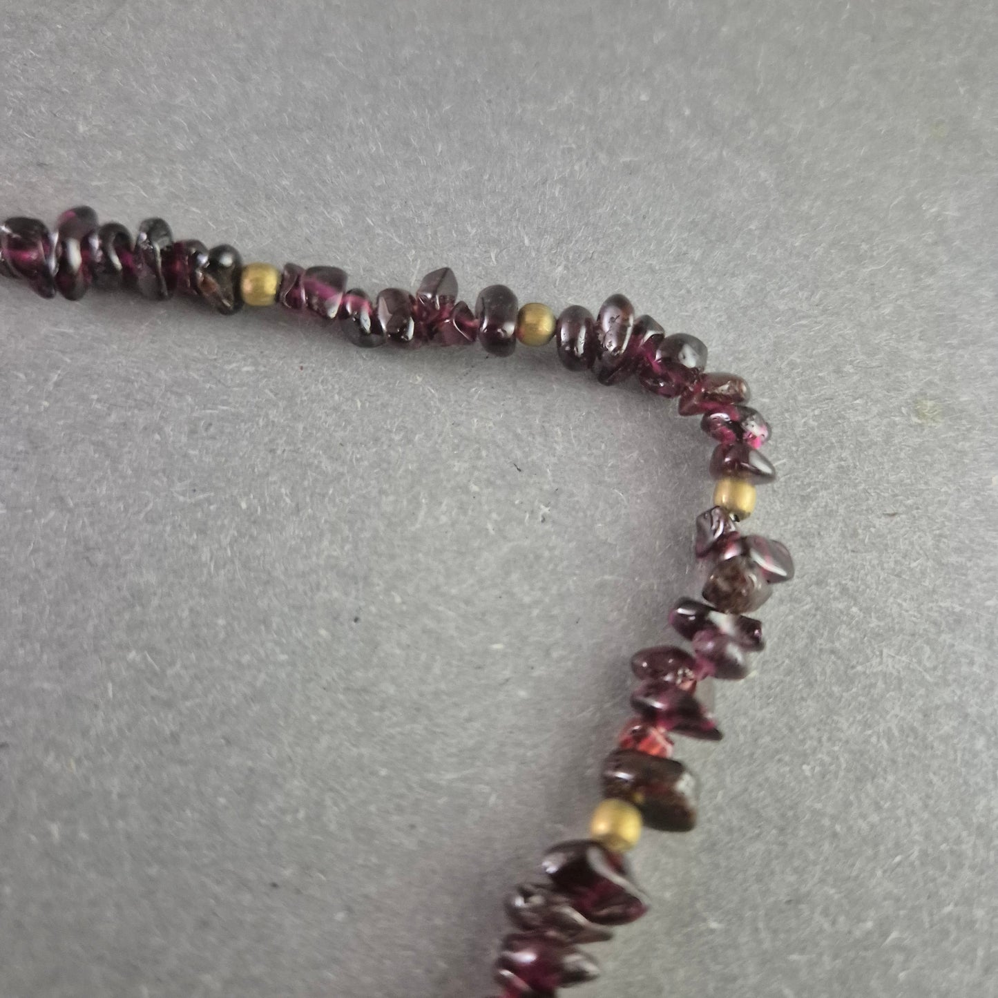 Damen Kette mit Granatsteinchen – Eleganter Naturstein Schmuck