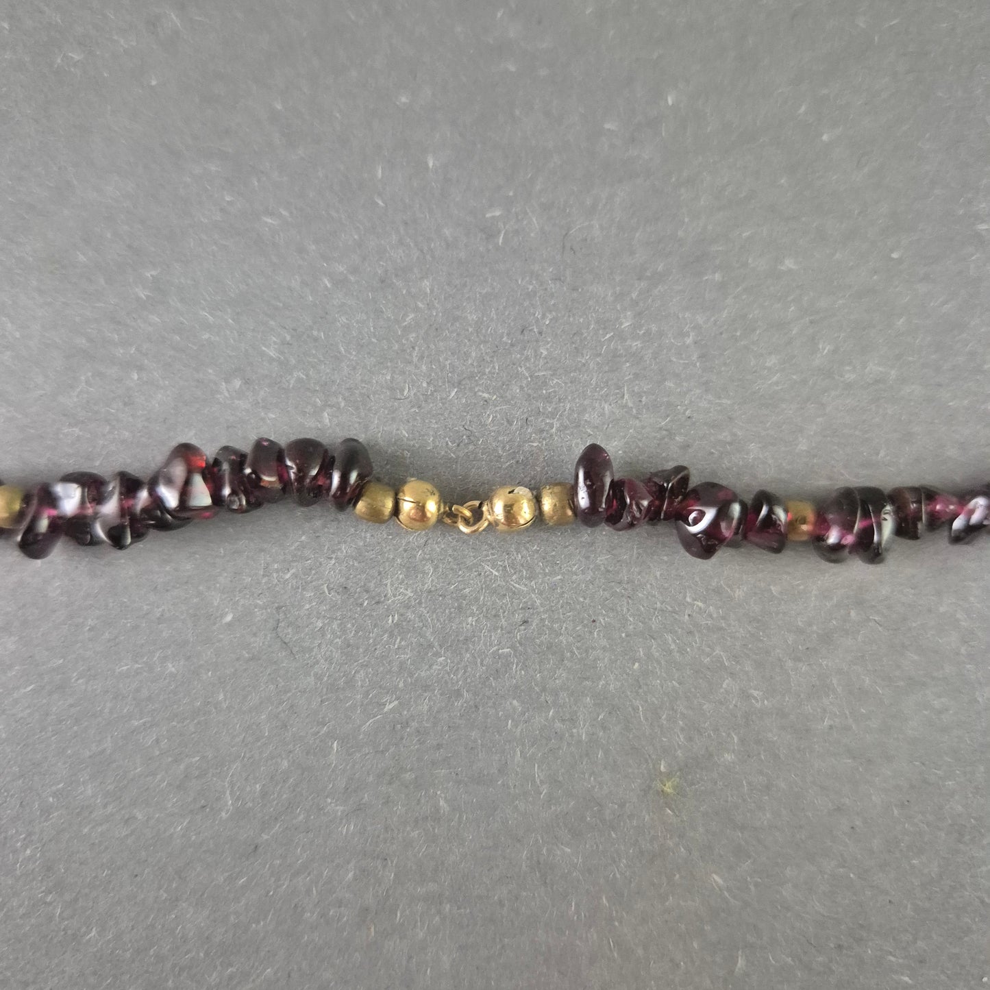 Damen Kette mit Granatsteinchen – Eleganter Naturstein Schmuck