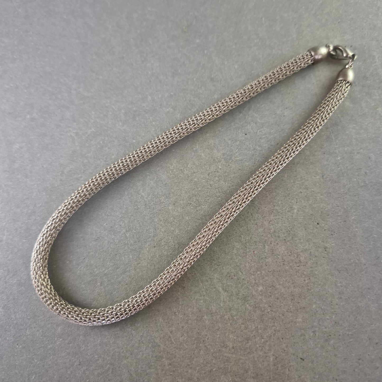 Elegantes Damen Armband aus Edelstahl – Zeitloses Flechtmuster