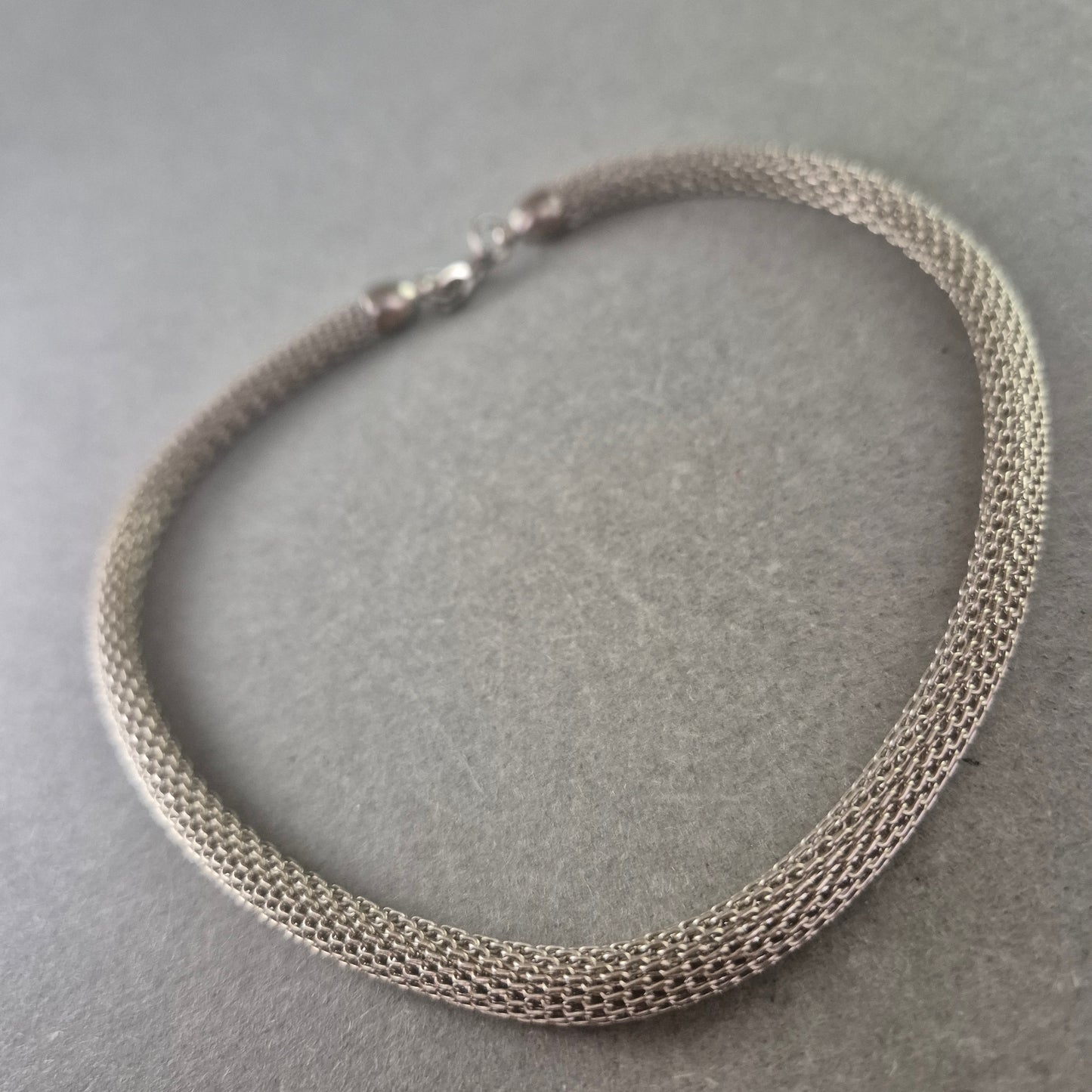 Elegantes Damen Armband aus Edelstahl – Zeitloses Flechtmuster