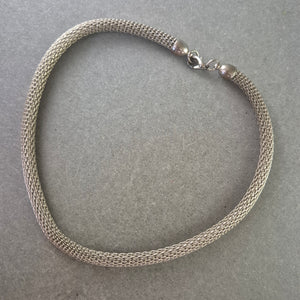 Elegantes Damen Armband aus Edelstahl – Zeitloses Flechtmuster
