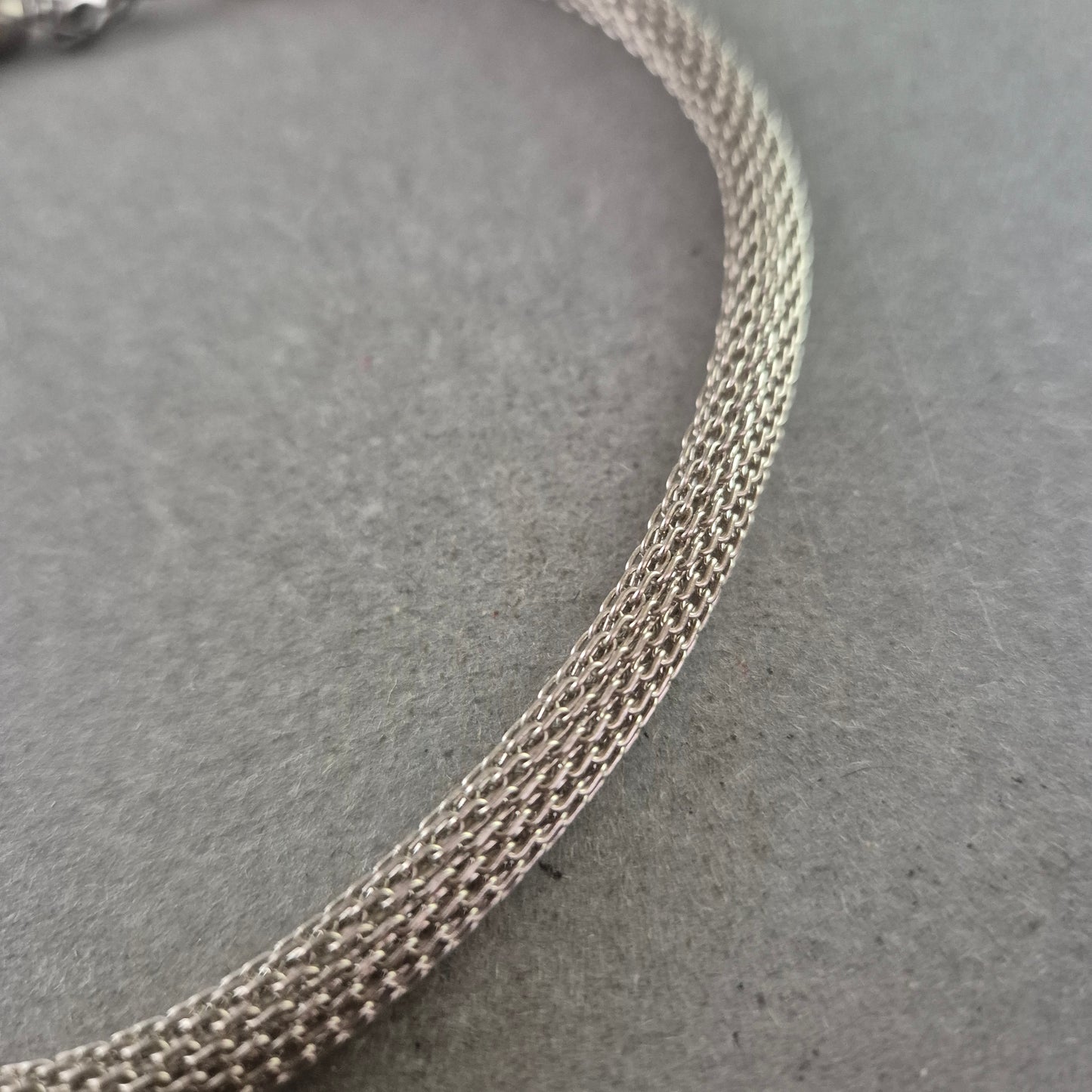 Elegantes Damen Armband aus Edelstahl – Zeitloses Flechtmuster