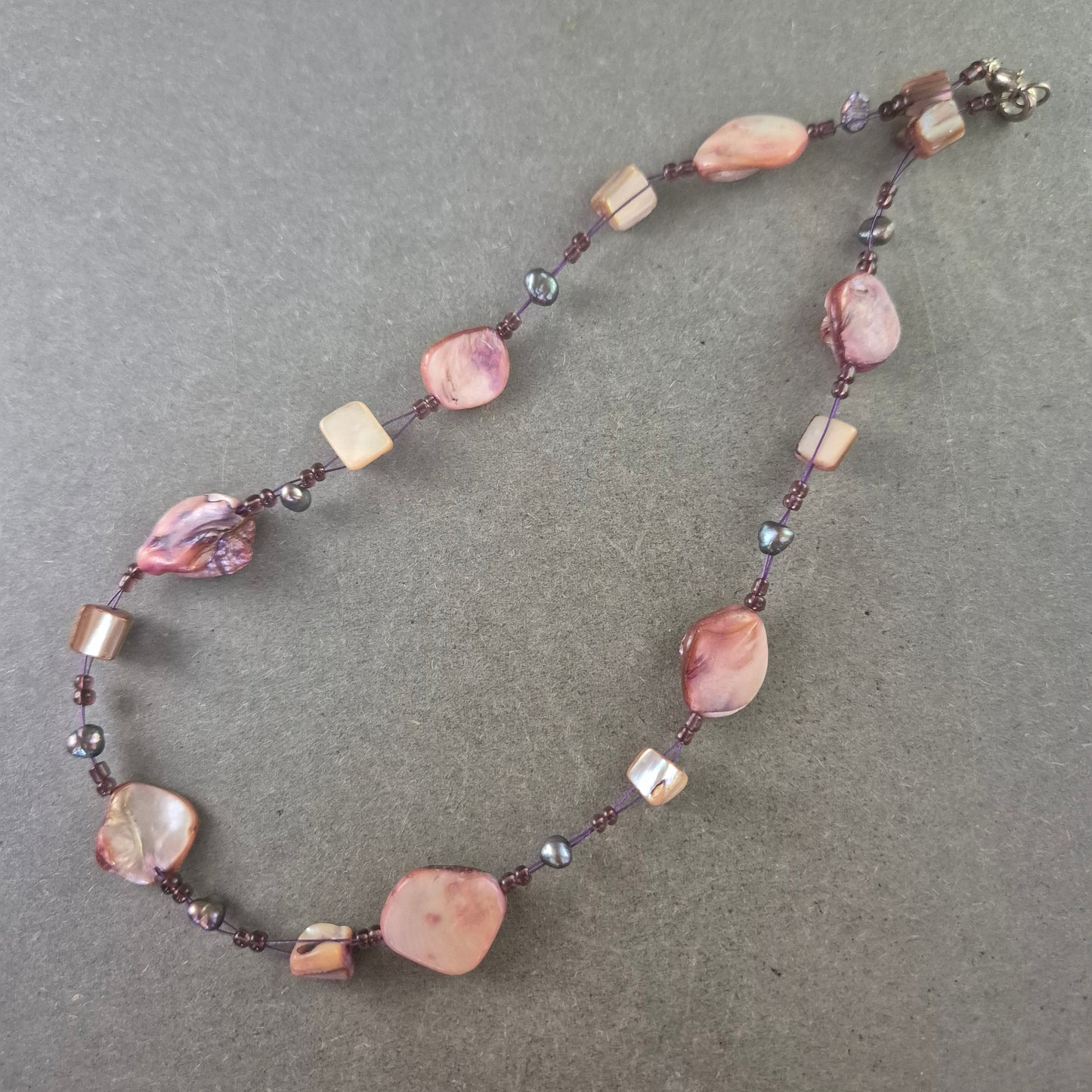 Bunte Damen Halskette mit Natursteinen und Perlen – Handgefertigt