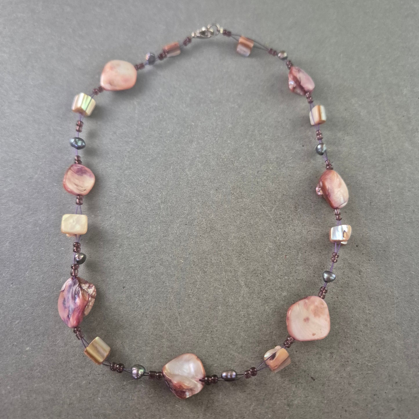 Bunte Damen Halskette mit Natursteinen und Perlen – Handgefertigt