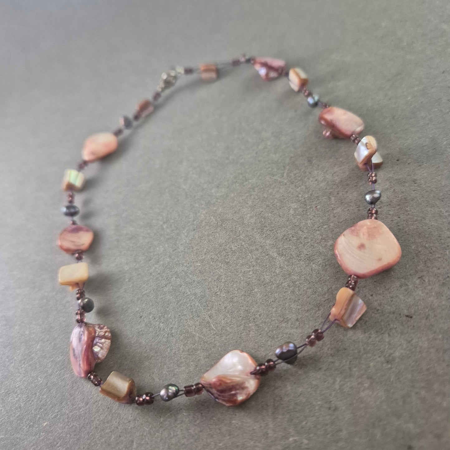 Bunte Damen Halskette mit Natursteinen und Perlen – Handgefertigt
