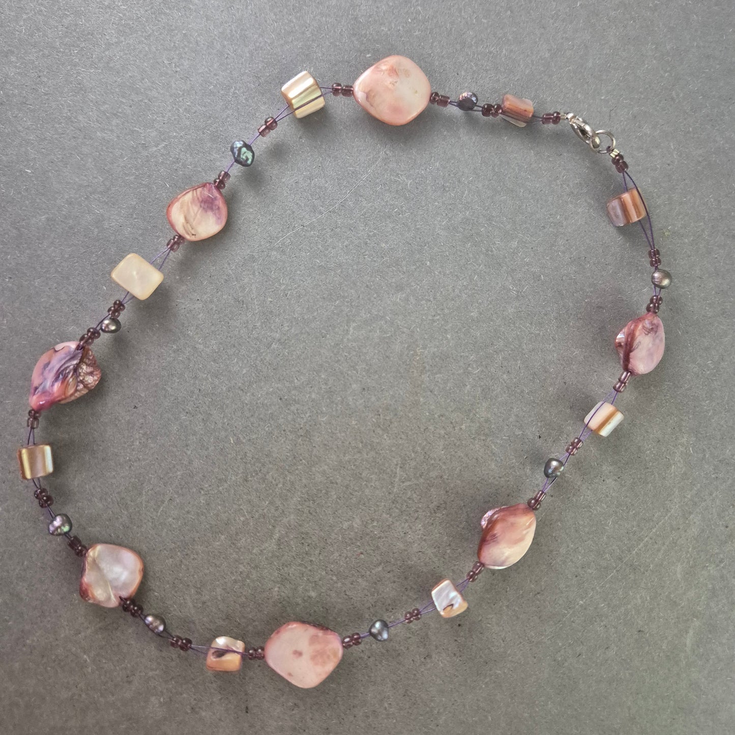 Bunte Damen Halskette mit Natursteinen und Perlen – Handgefertigt