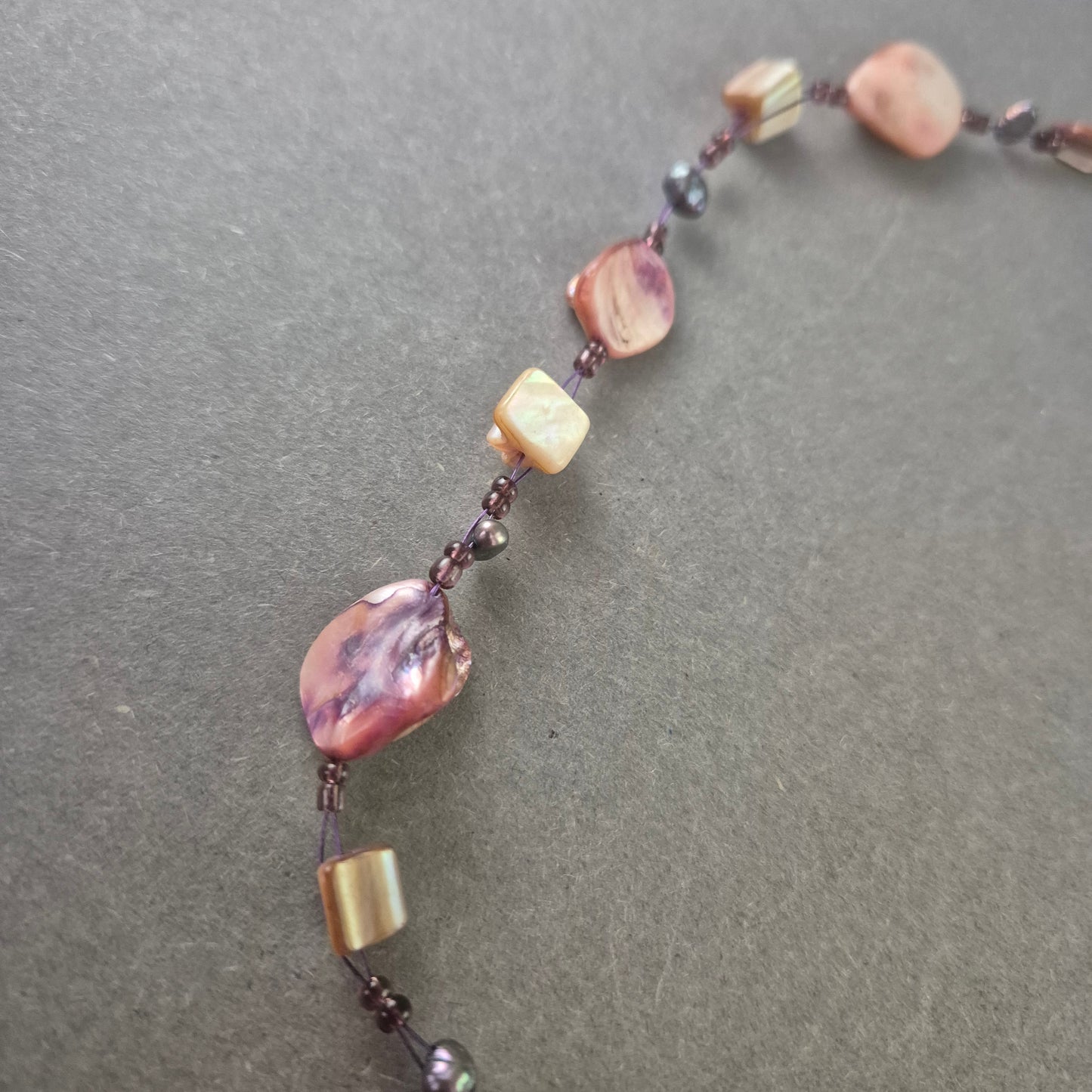 Bunte Damen Halskette mit Natursteinen und Perlen – Handgefertigt