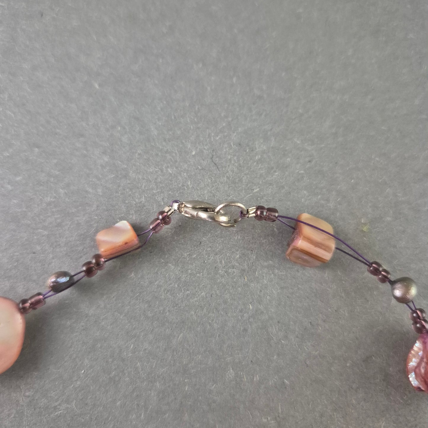 Bunte Damen Halskette mit Natursteinen und Perlen – Handgefertigt