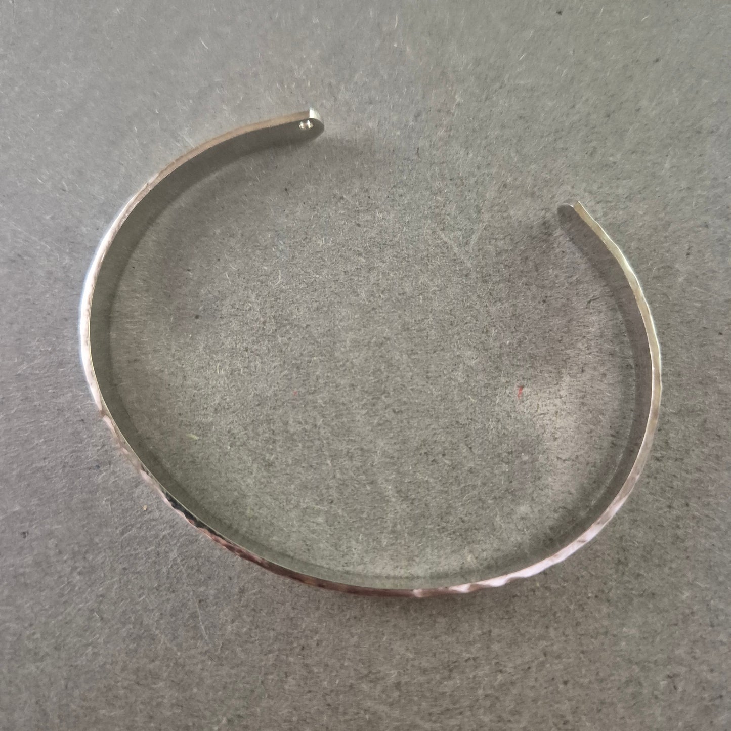 Schlichter Damen Armreif aus Edelstahl – Hammerschlag Optik