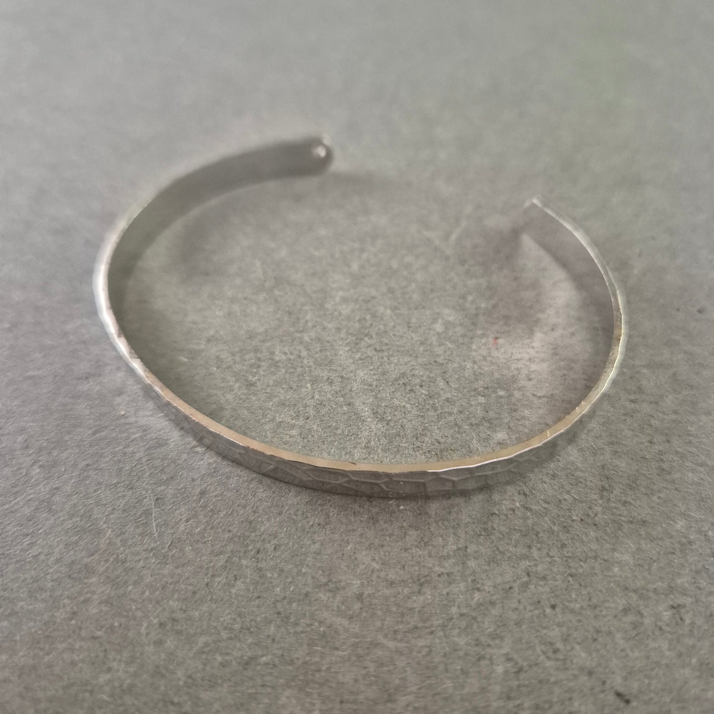 Schlichter Damen Armreif aus Edelstahl – Hammerschlag Optik