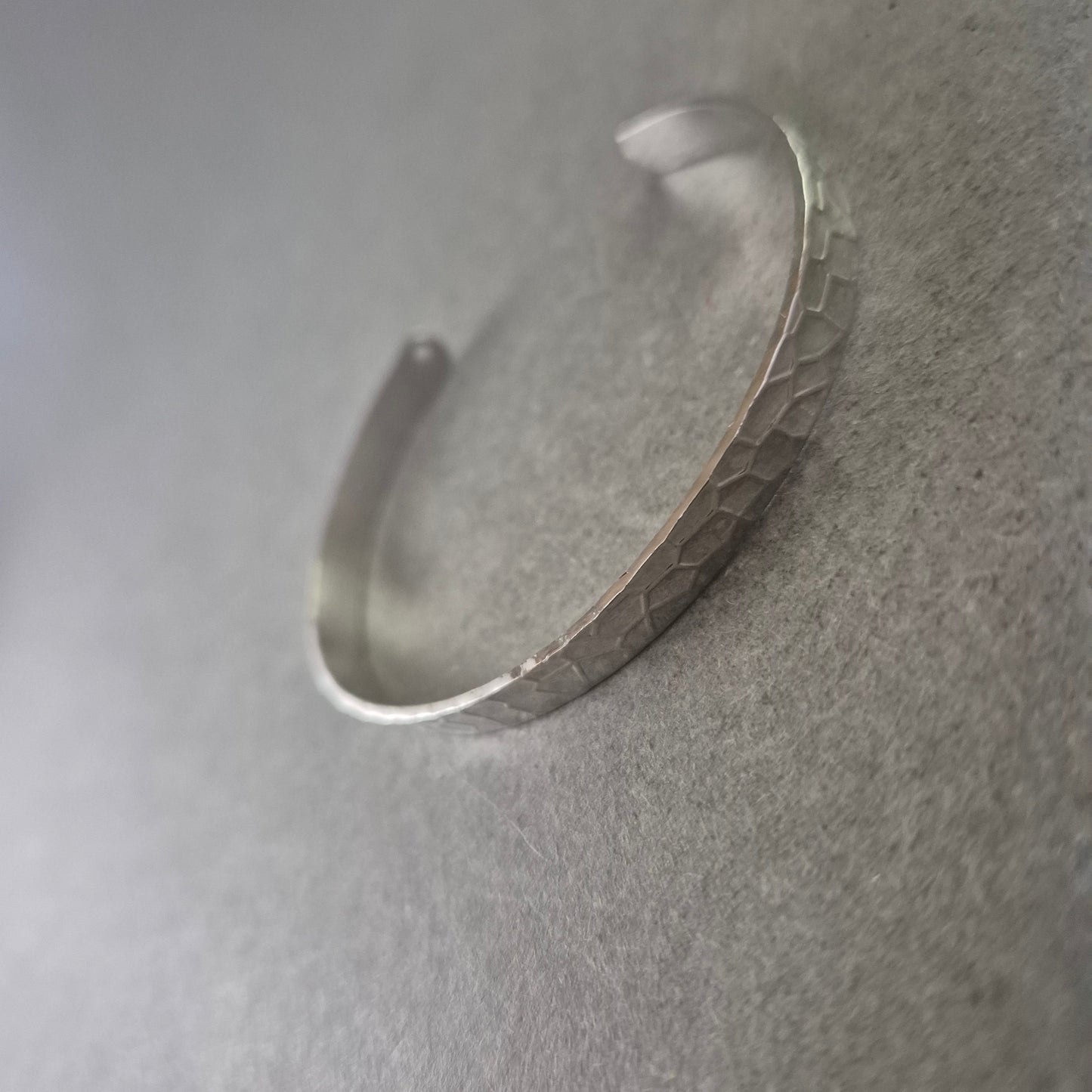 Schlichter Damen Armreif aus Edelstahl – Hammerschlag Optik