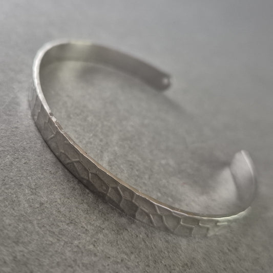 Schlichter Damen Armreif aus Edelstahl – Hammerschlag Optik