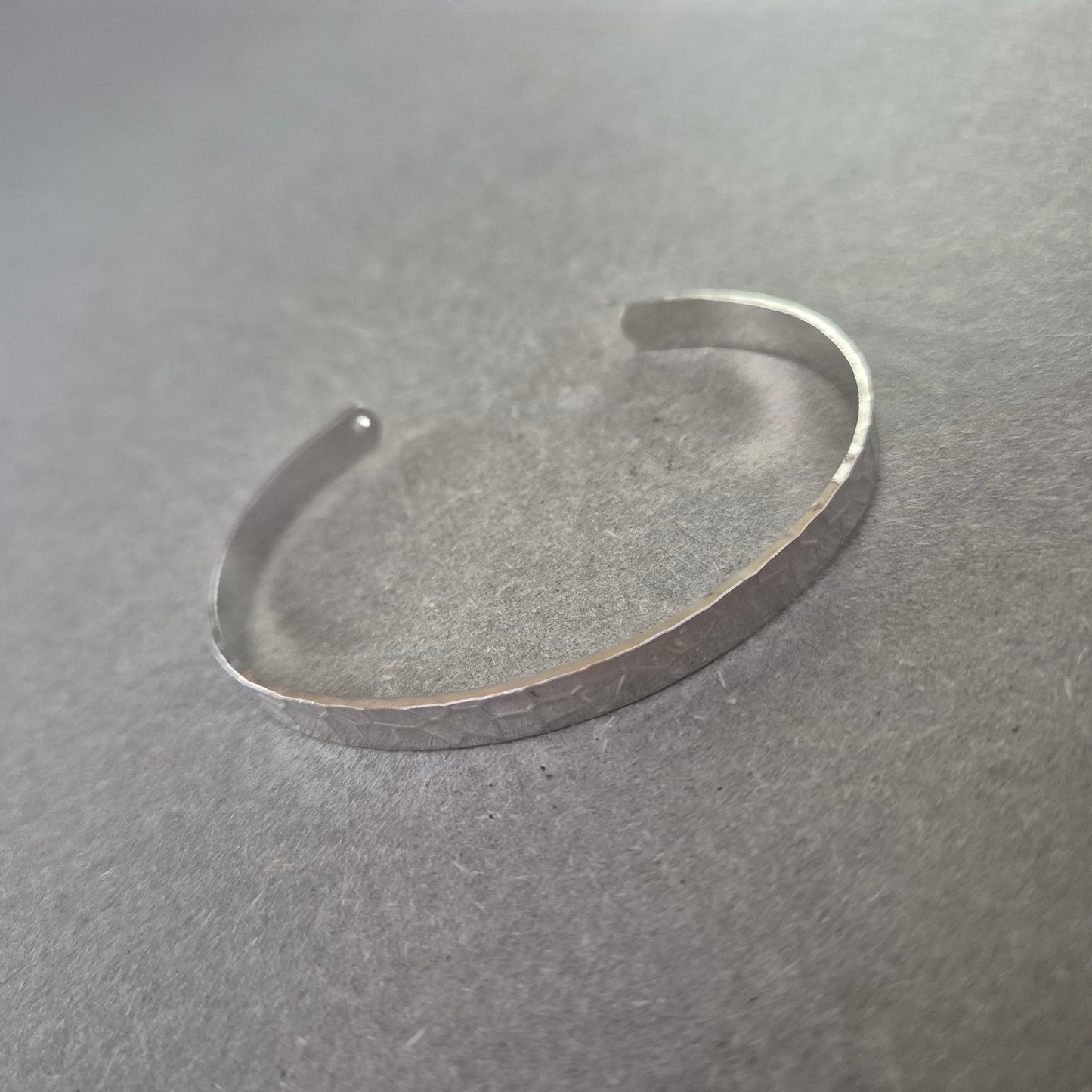 Schlichter Damen Armreif aus Edelstahl – Hammerschlag Optik