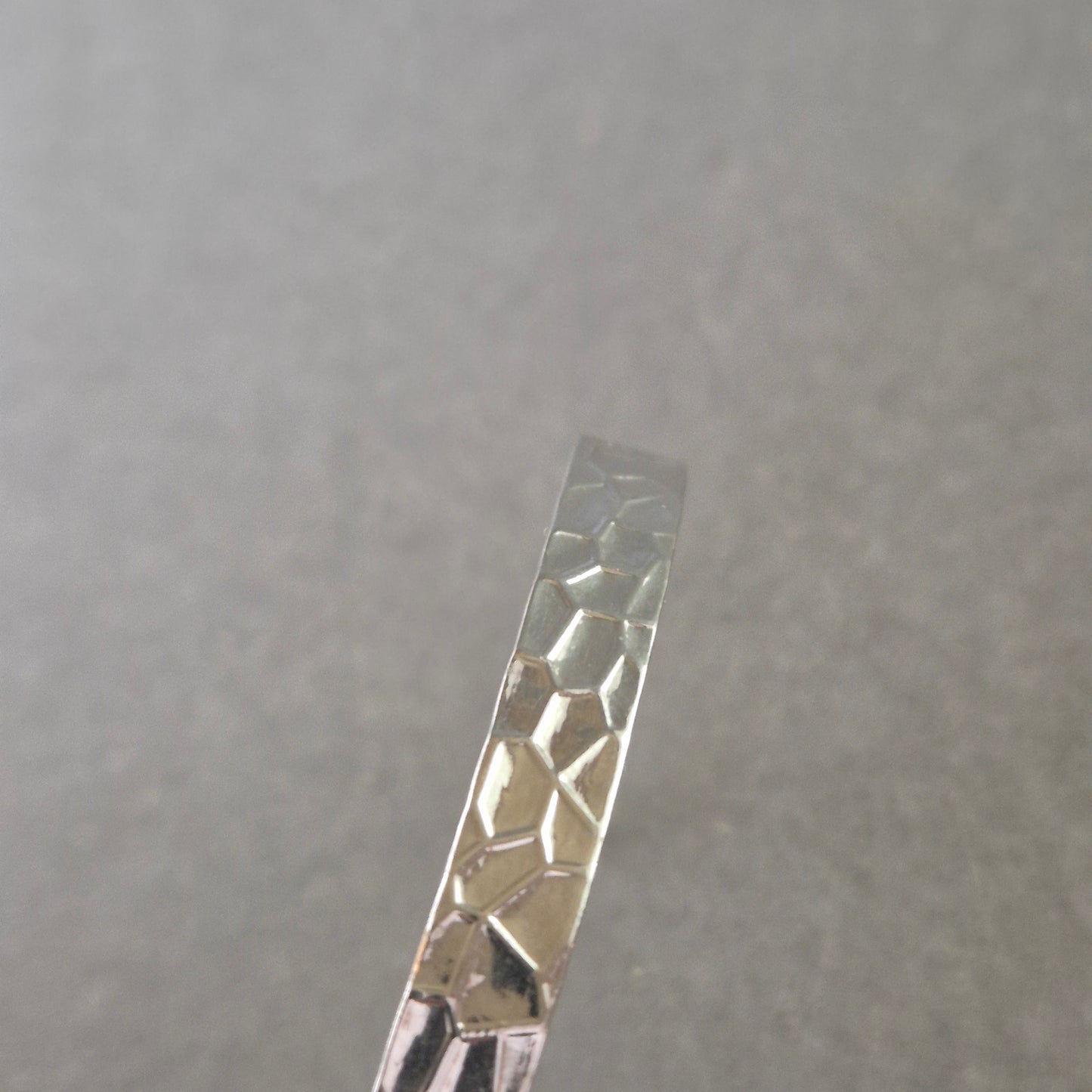 Schlichter Damen Armreif aus Edelstahl – Hammerschlag Optik