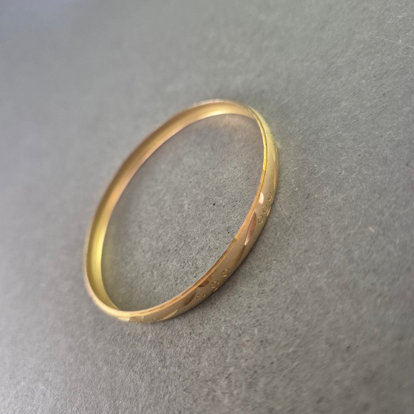 Damen Armreif goldfarben – Zarte Gravur mit floralem Muster