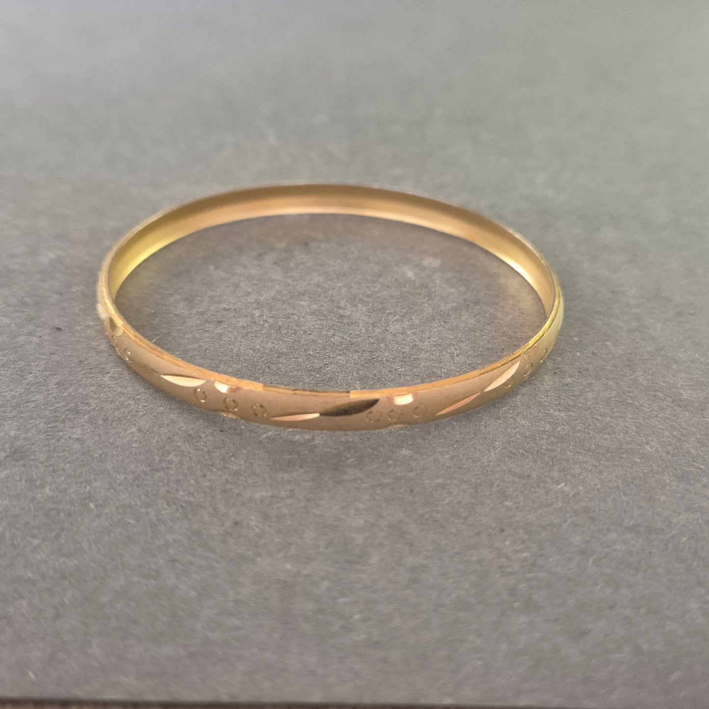 Damen Armreif goldfarben – Zarte Gravur mit floralem Muster