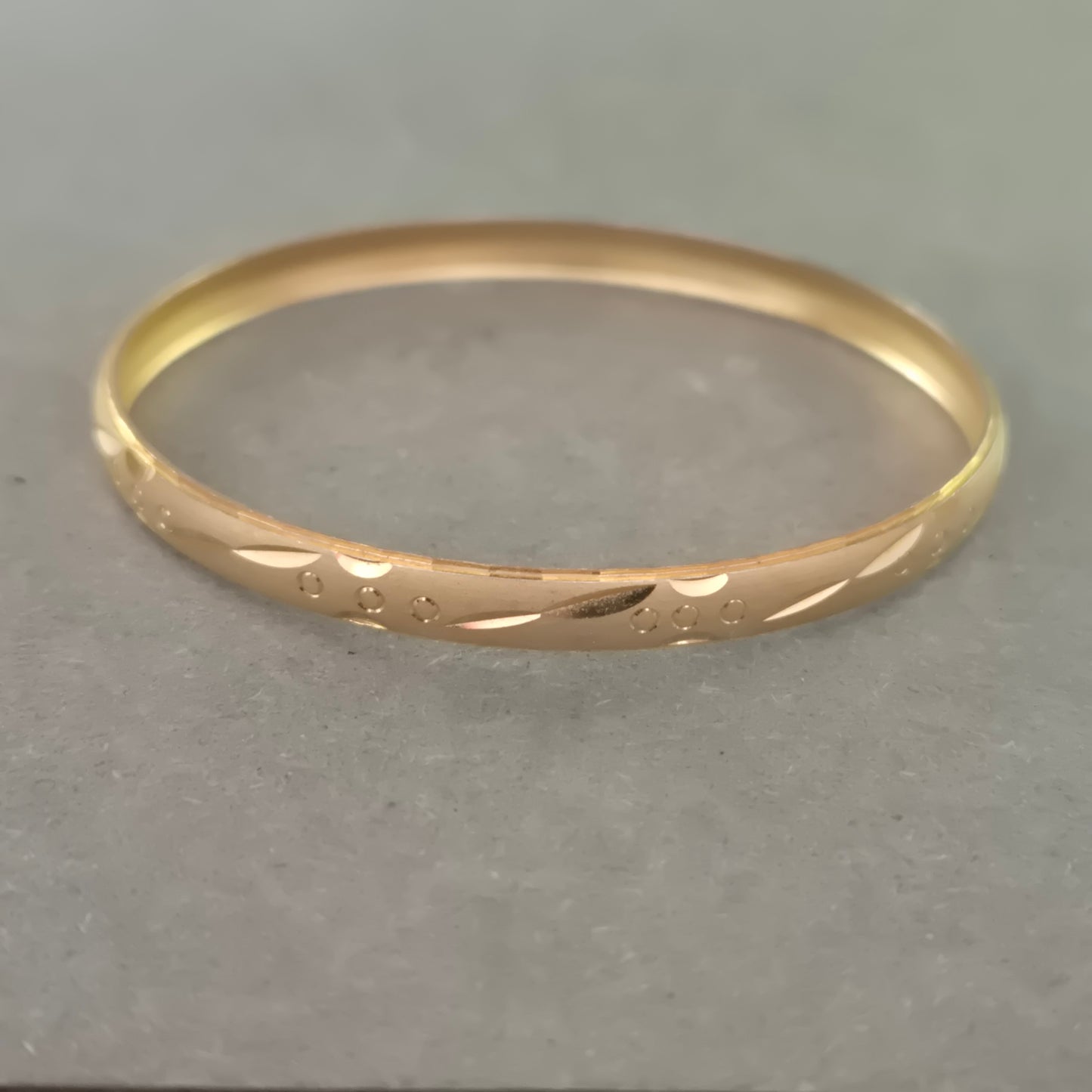 Damen Armreif goldfarben – Zarte Gravur mit floralem Muster