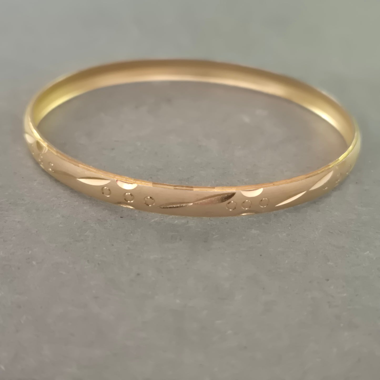 Damen Armreif goldfarben – Zarte Gravur mit floralem Muster