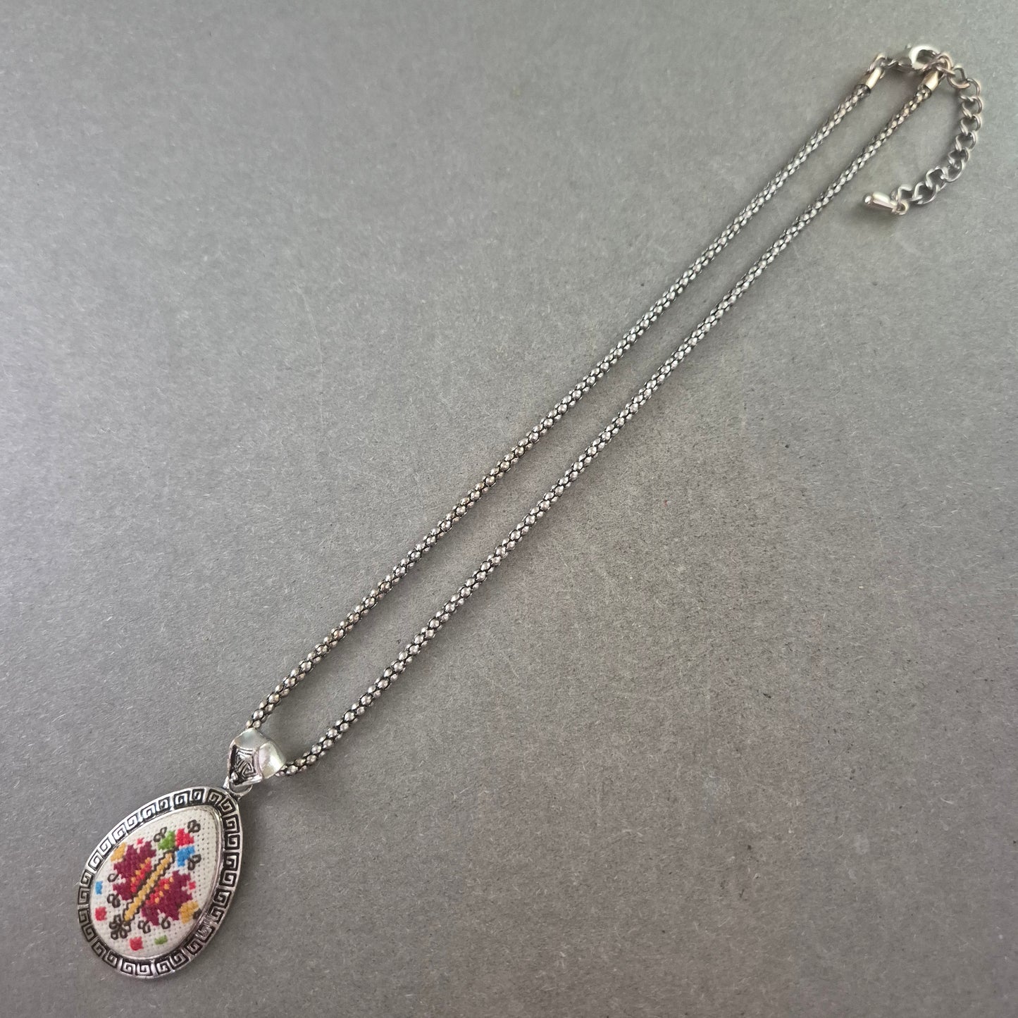 Damen Halskette mit Stickerei Anhänger – Ethno Stil