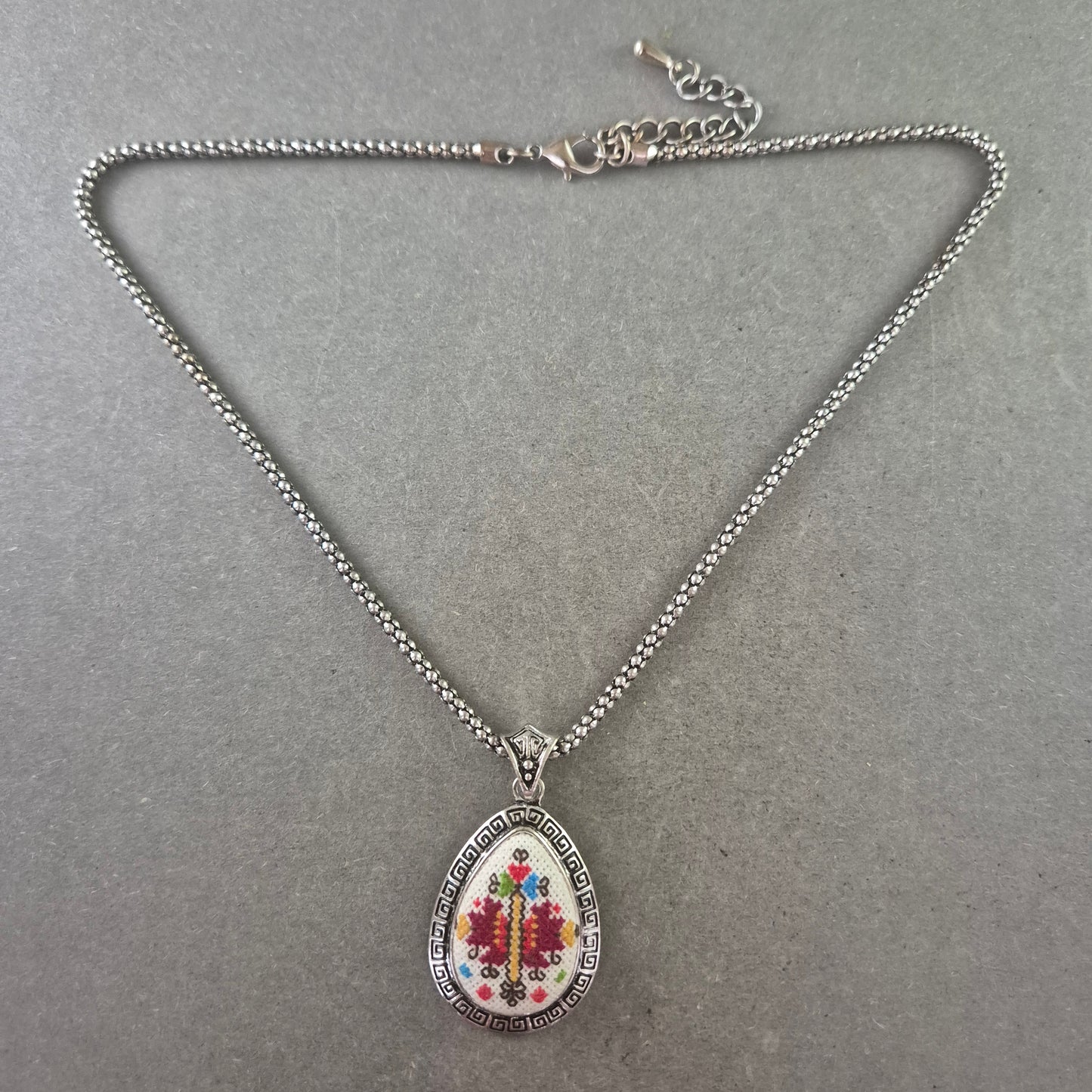 Damen Halskette mit Stickerei Anhänger – Ethno Stil