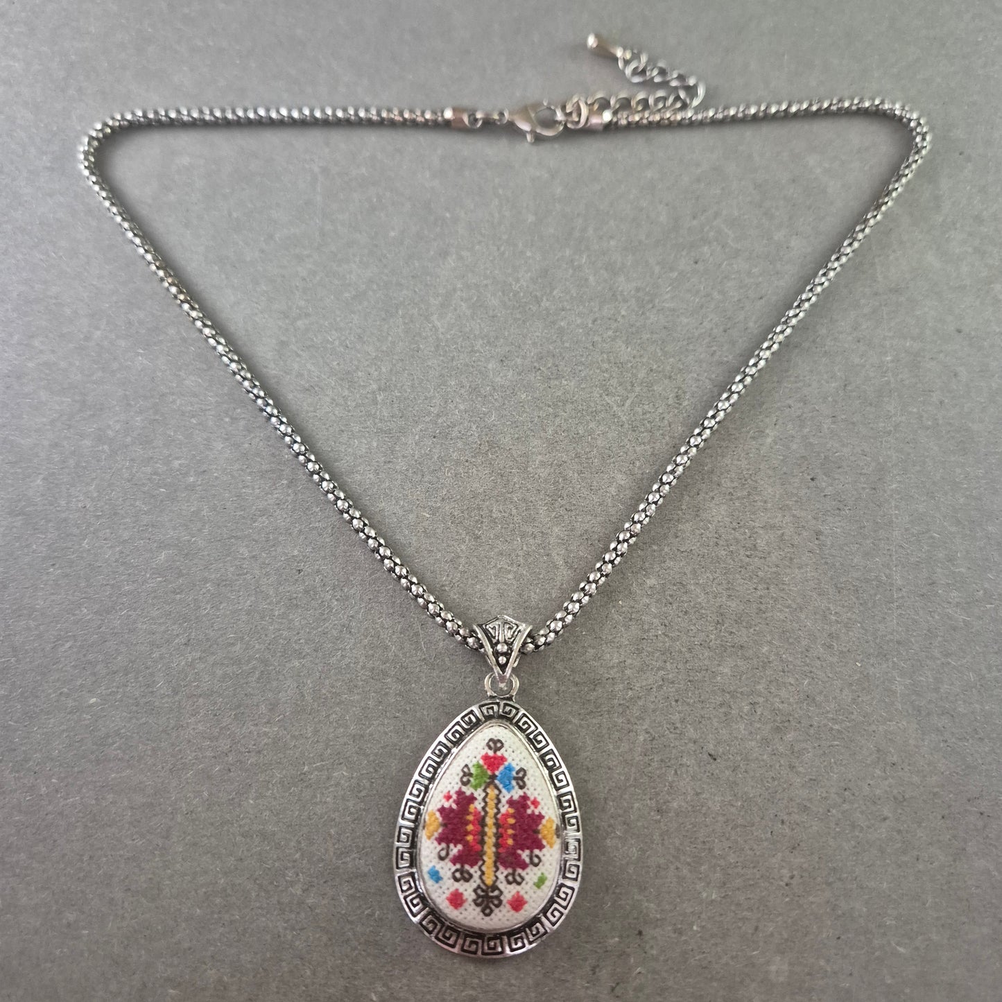 Damen Halskette mit Stickerei Anhänger – Ethno Stil