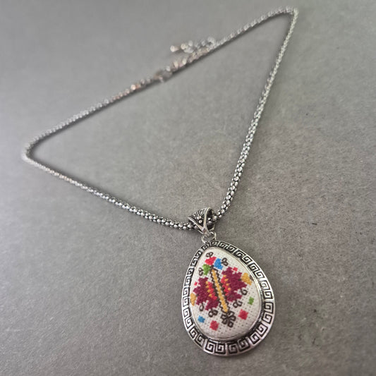 Damen Halskette mit Stickerei Anhänger – Ethno Stil