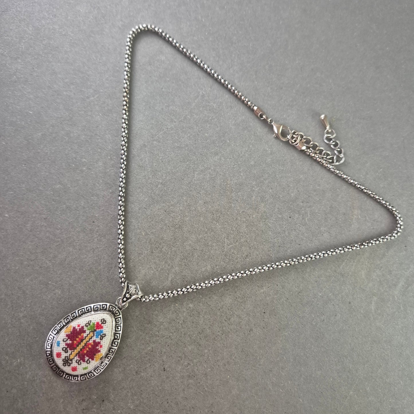 Damen Halskette mit Stickerei Anhänger – Ethno Stil