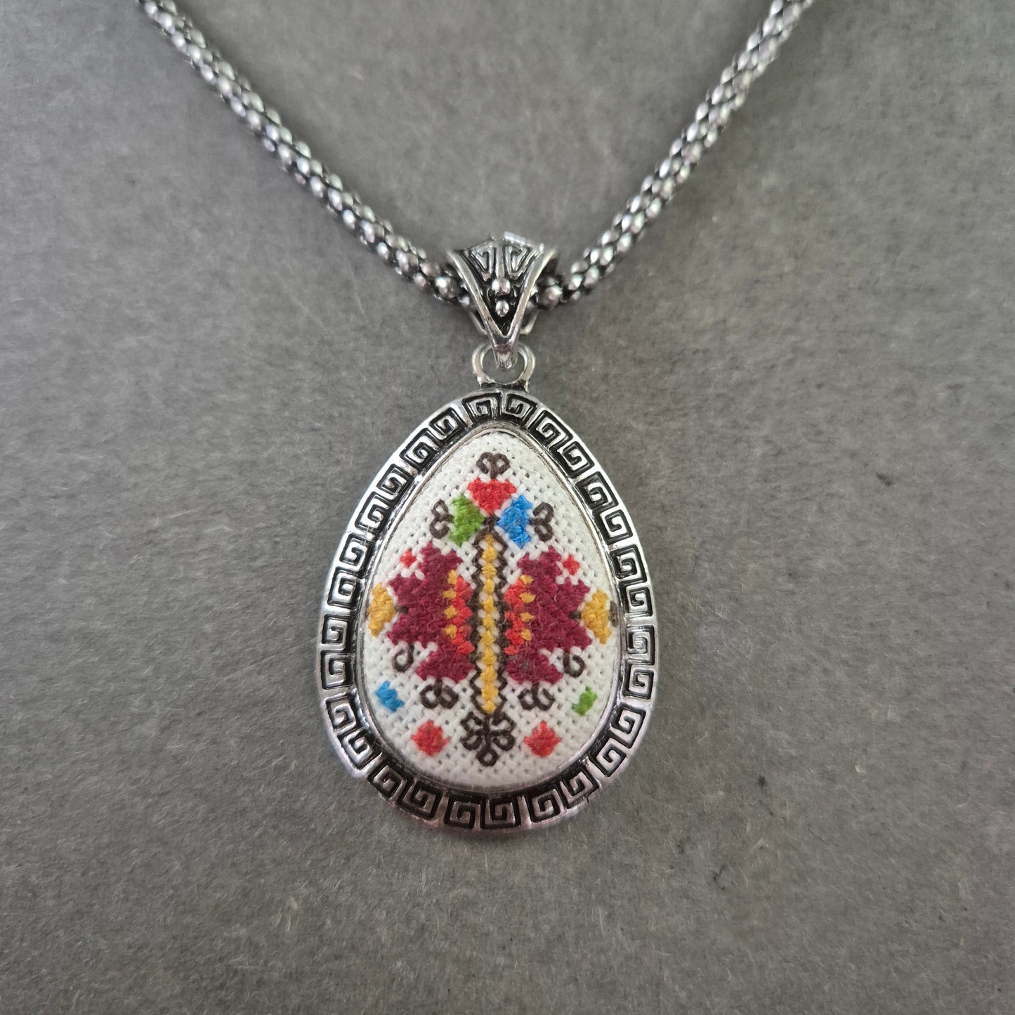 Damen Halskette mit Stickerei Anhänger – Ethno Stil