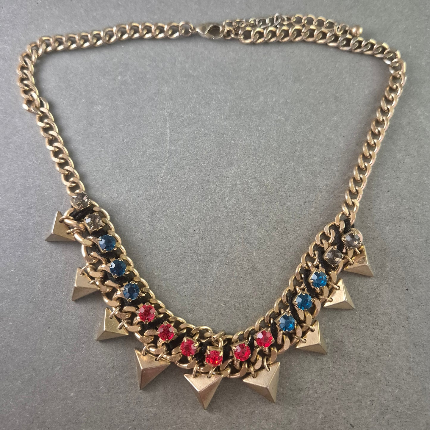Damen Halskette mit Nieten & bunten Steinen – Rockiger Statement Look
