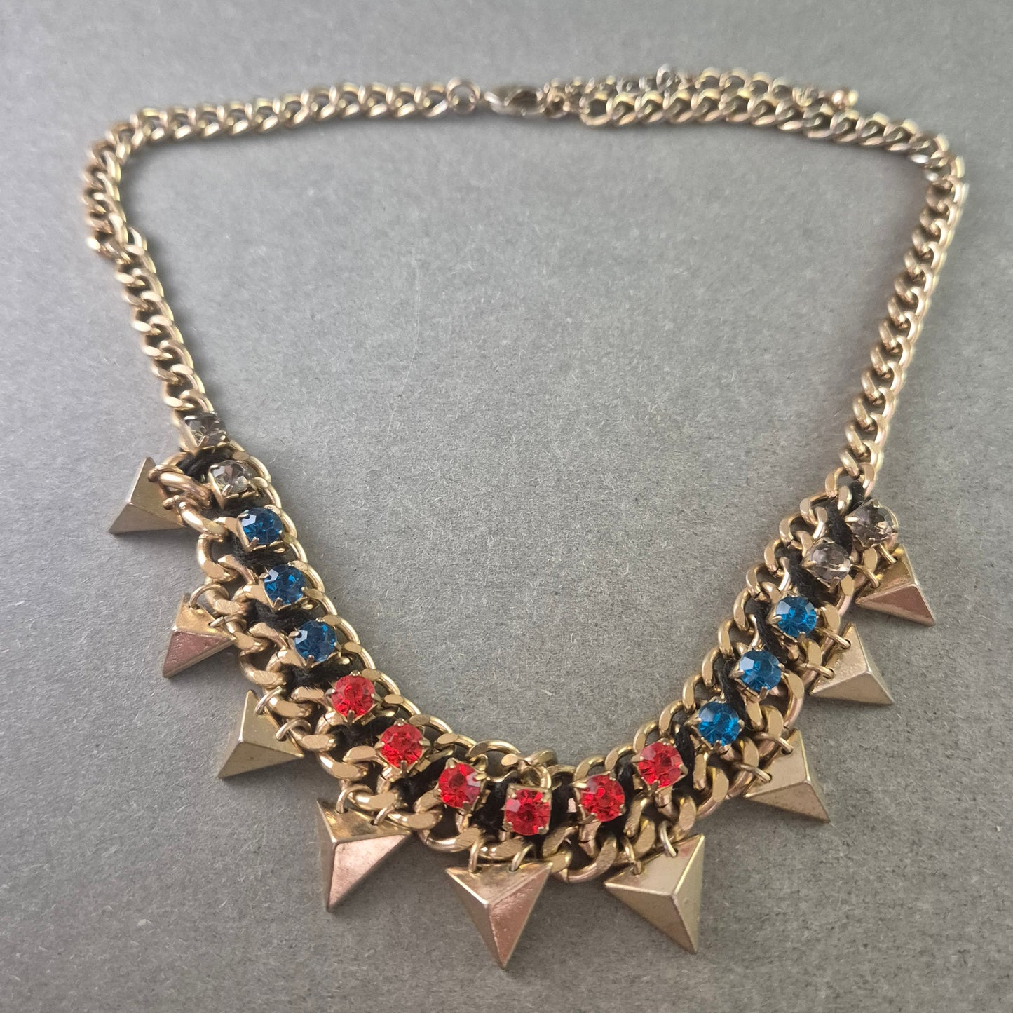 Damen Halskette mit Nieten & bunten Steinen – Rockiger Statement Look
