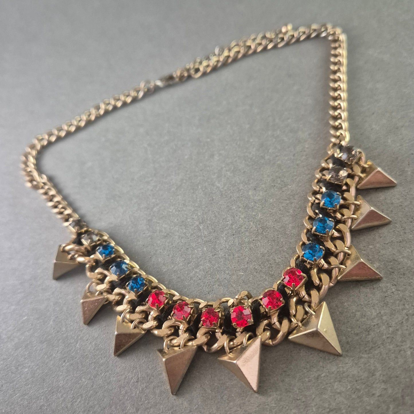 Damen Halskette mit Nieten & bunten Steinen – Rockiger Statement Look