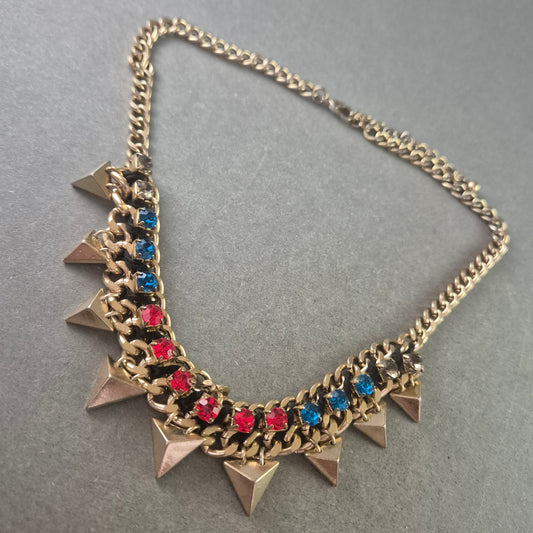 Damen Halskette mit Nieten & bunten Steinen – Rockiger Statement Look