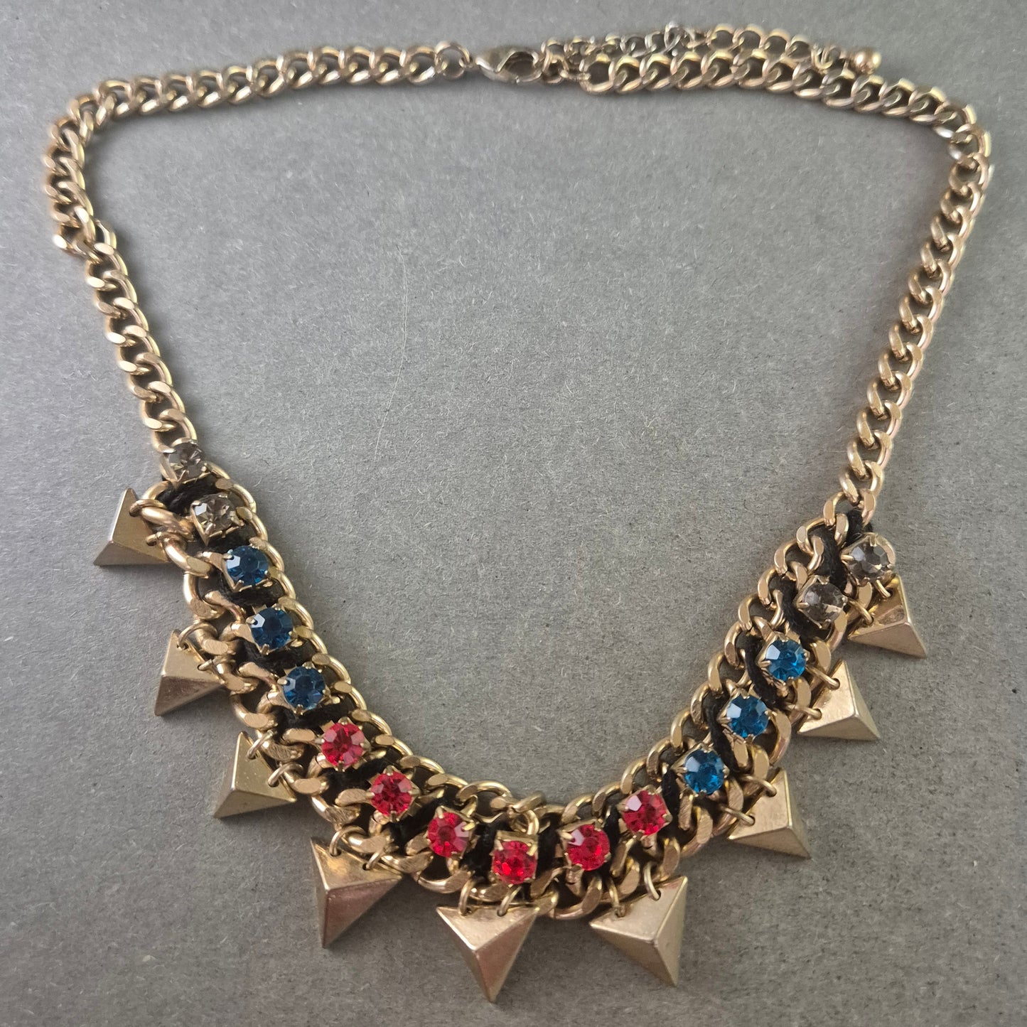 Damen Halskette mit Nieten & bunten Steinen – Rockiger Statement Look