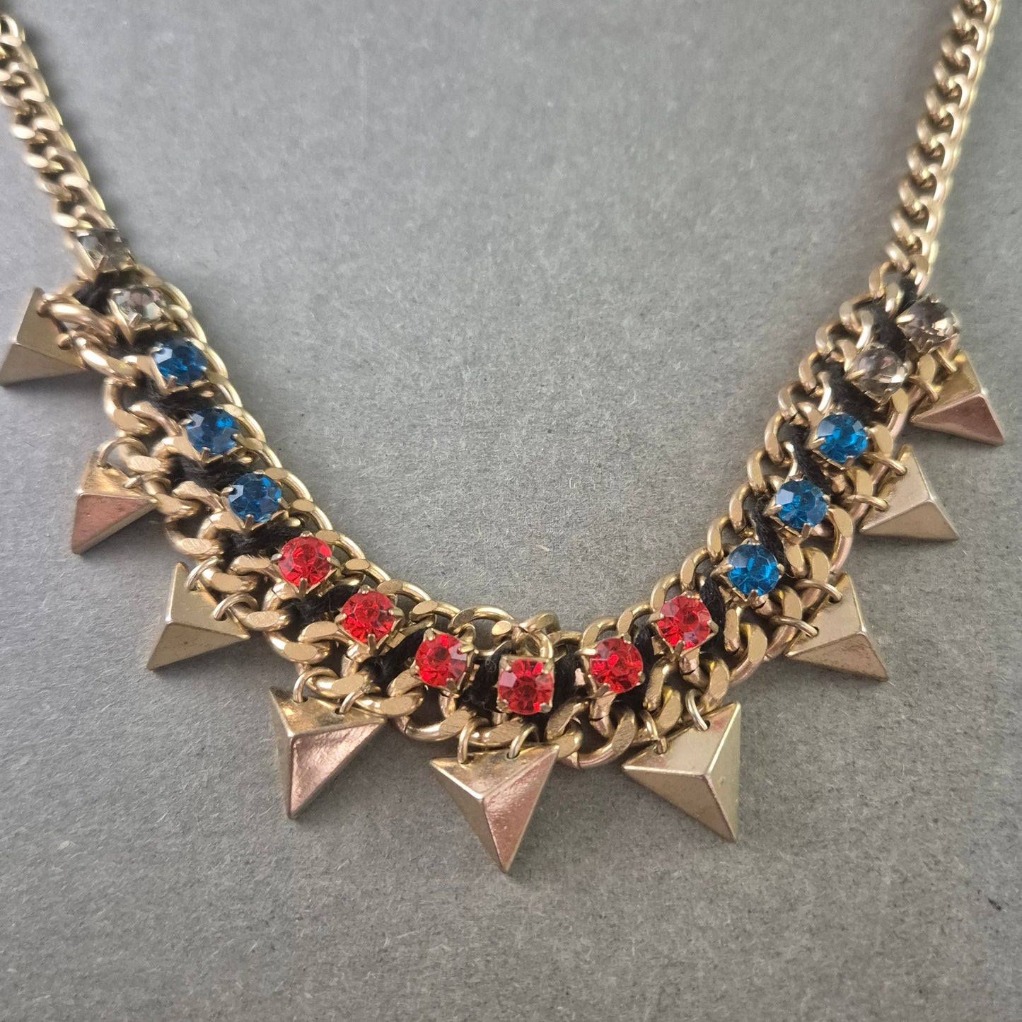 Damen Halskette mit Nieten & bunten Steinen – Rockiger Statement Look