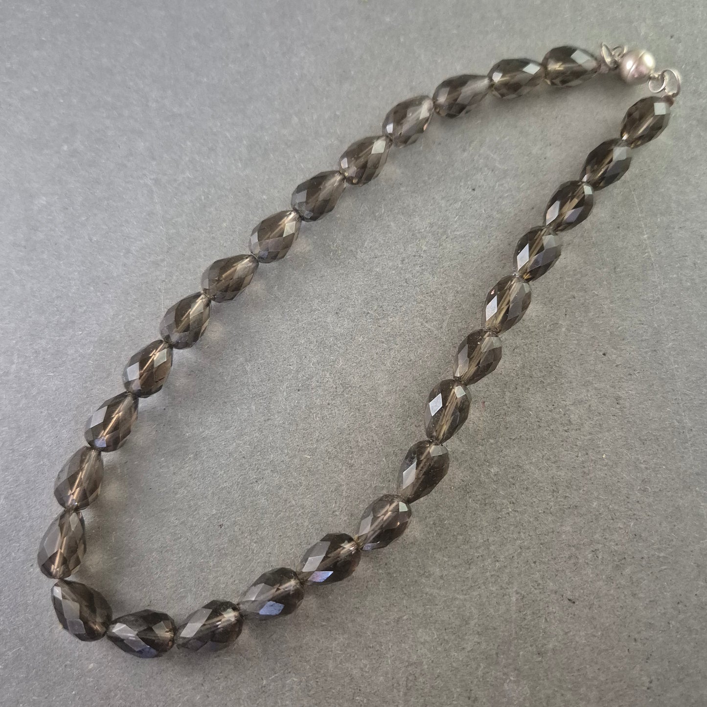 Damen Halskette mit grauen Glasperlen – Facettiertes Design