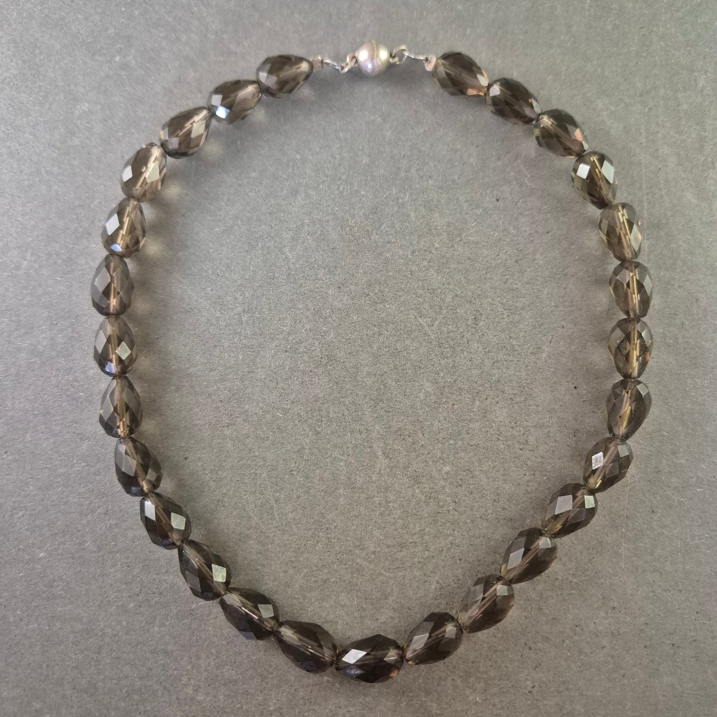 Damen Halskette mit grauen Glasperlen – Facettiertes Design