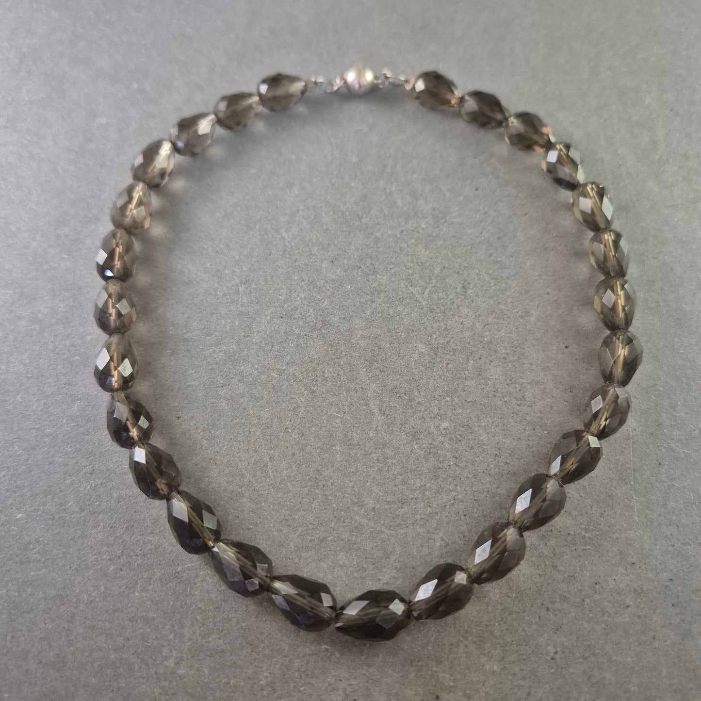 Damen Halskette mit grauen Glasperlen – Facettiertes Design