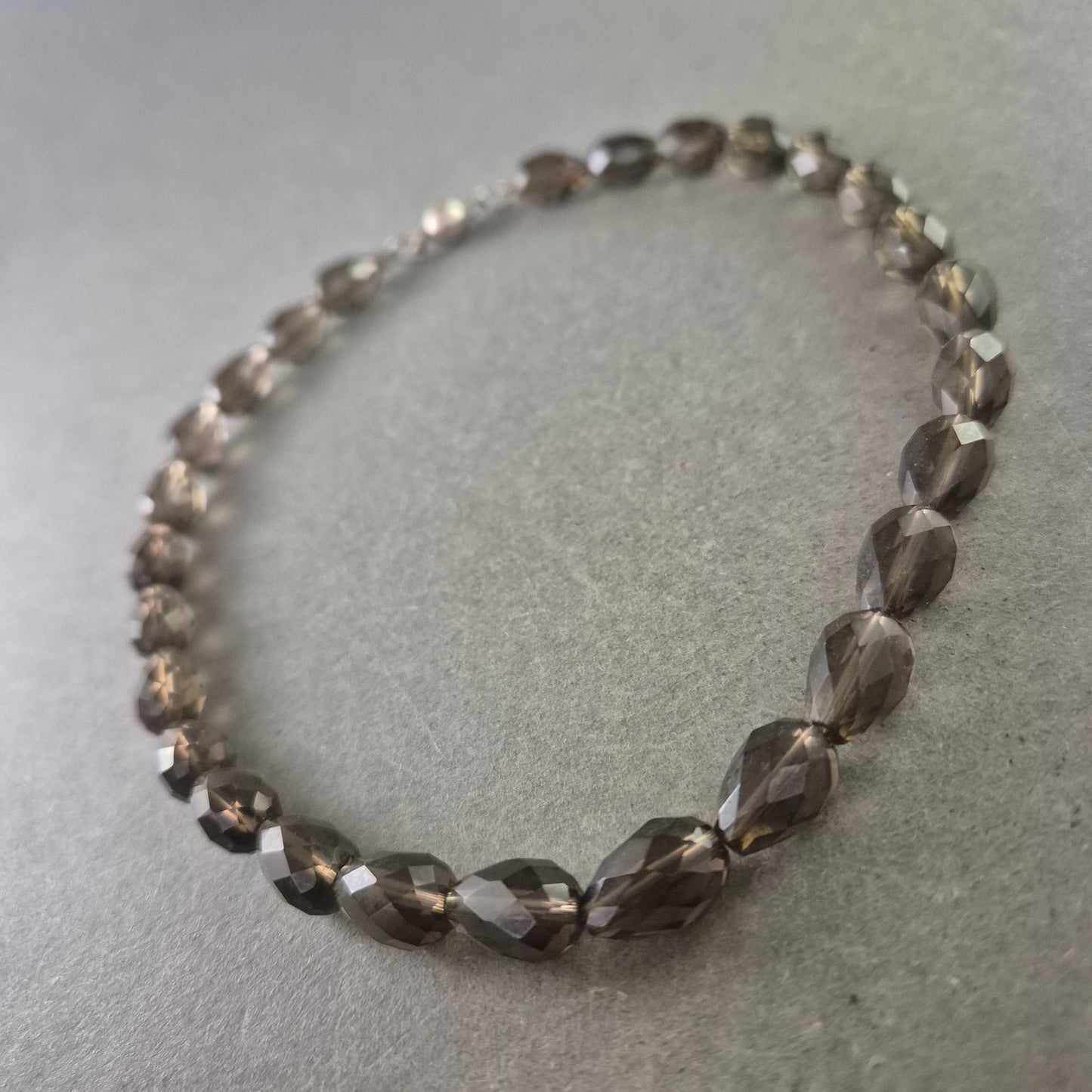 Damen Halskette mit grauen Glasperlen – Facettiertes Design