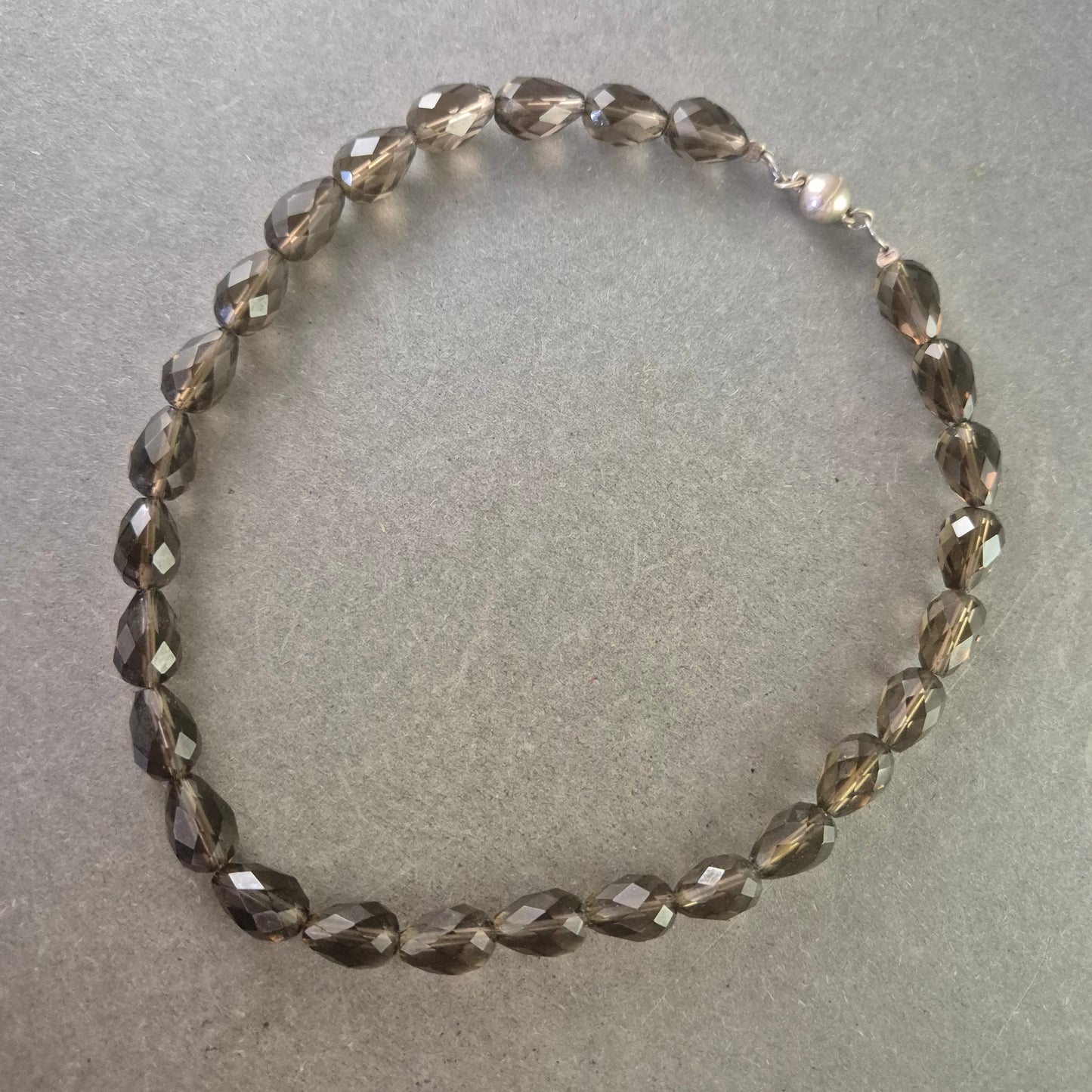 Damen Halskette mit grauen Glasperlen – Facettiertes Design