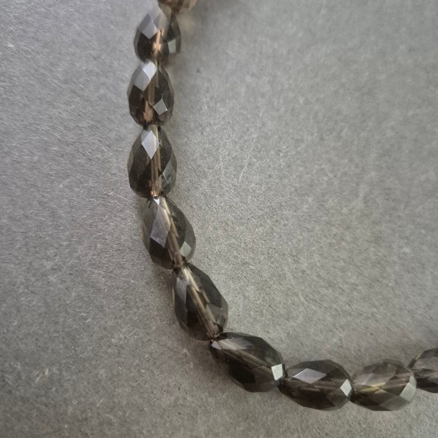 Damen Halskette mit grauen Glasperlen – Facettiertes Design