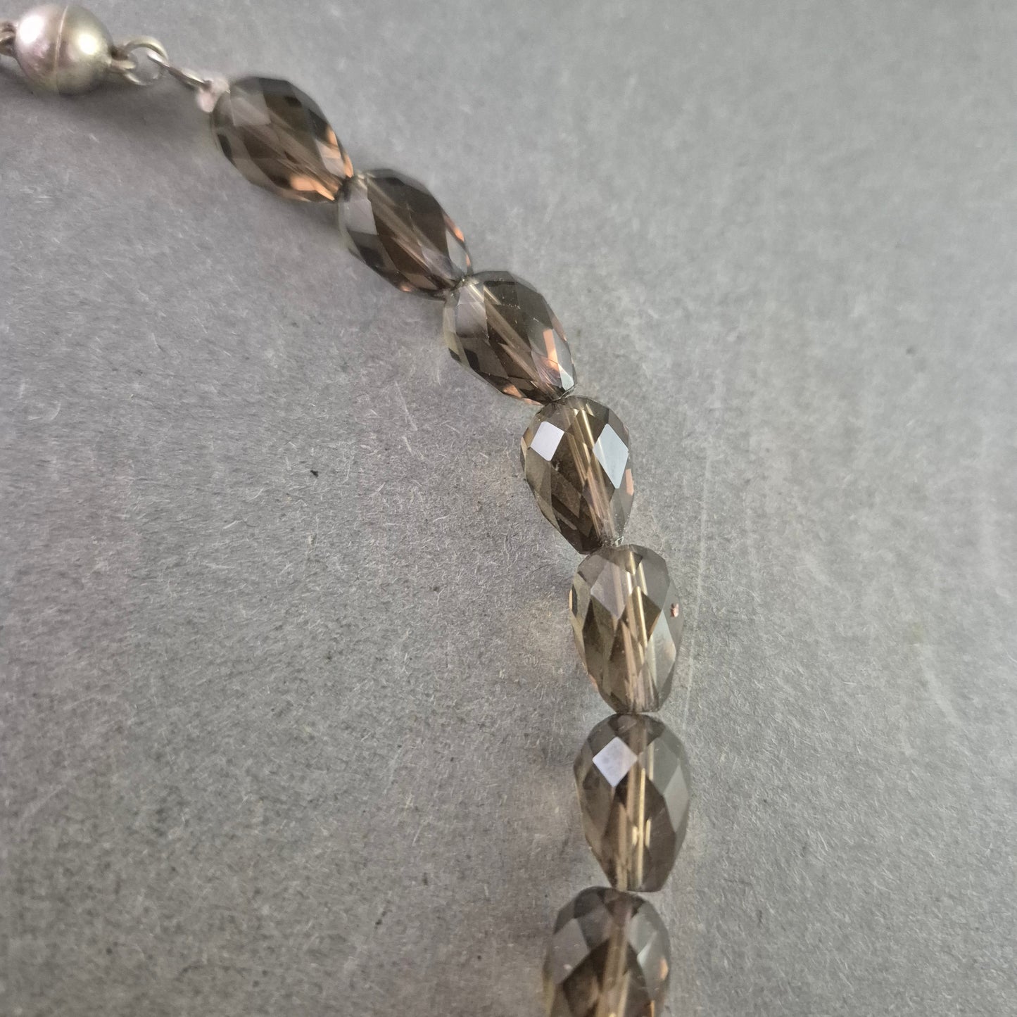 Damen Halskette mit grauen Glasperlen – Facettiertes Design