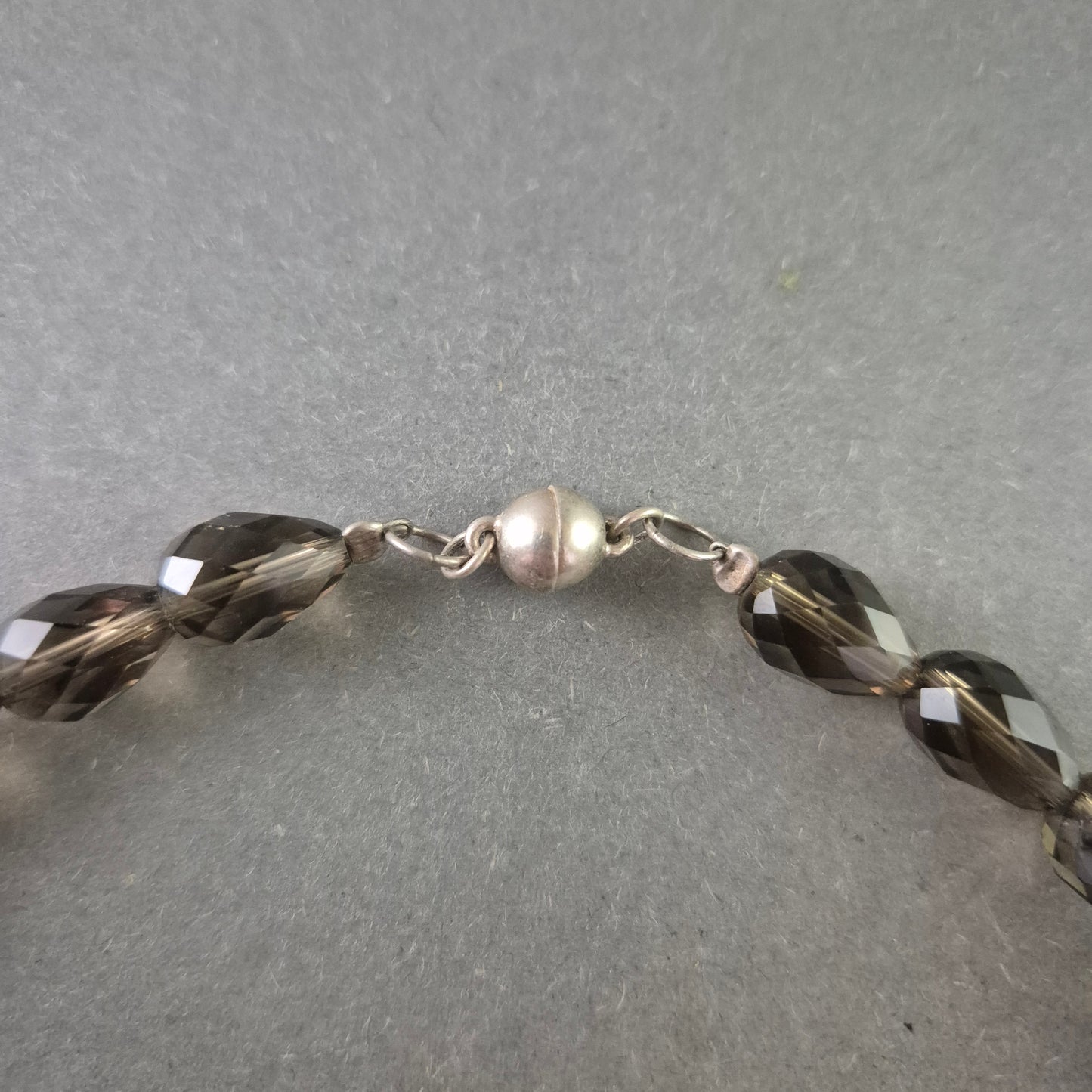 Damen Halskette mit grauen Glasperlen – Facettiertes Design