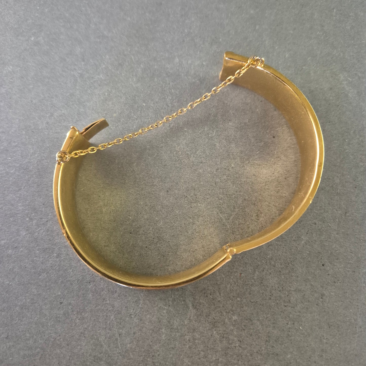 Damen Armreif goldfarben – Ornament Design mit Sicherheitskette