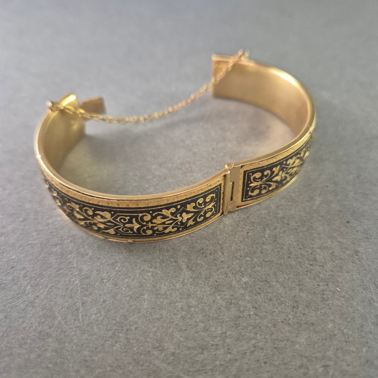 Damen Armreif goldfarben – Ornament Design mit Sicherheitskette