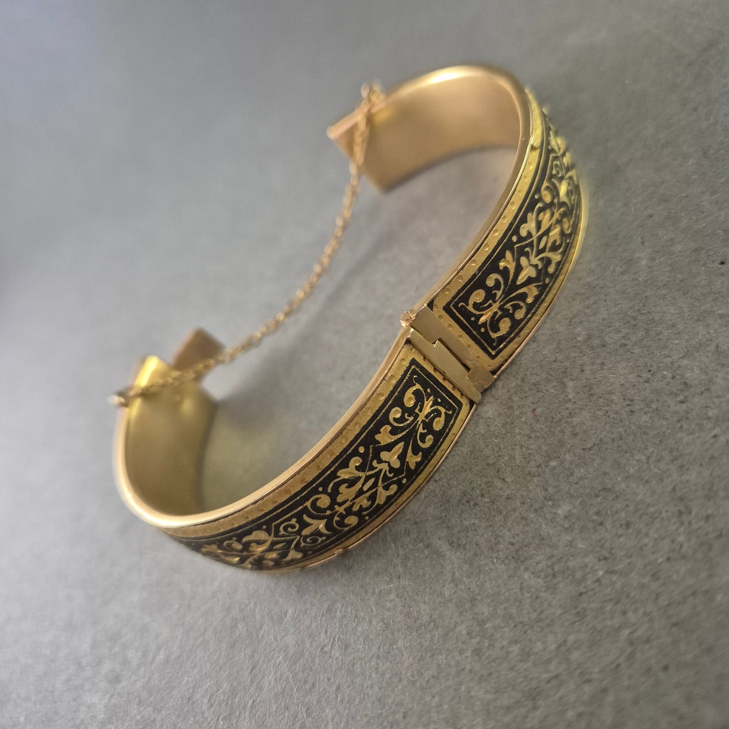 Damen Armreif goldfarben – Ornament Design mit Sicherheitskette