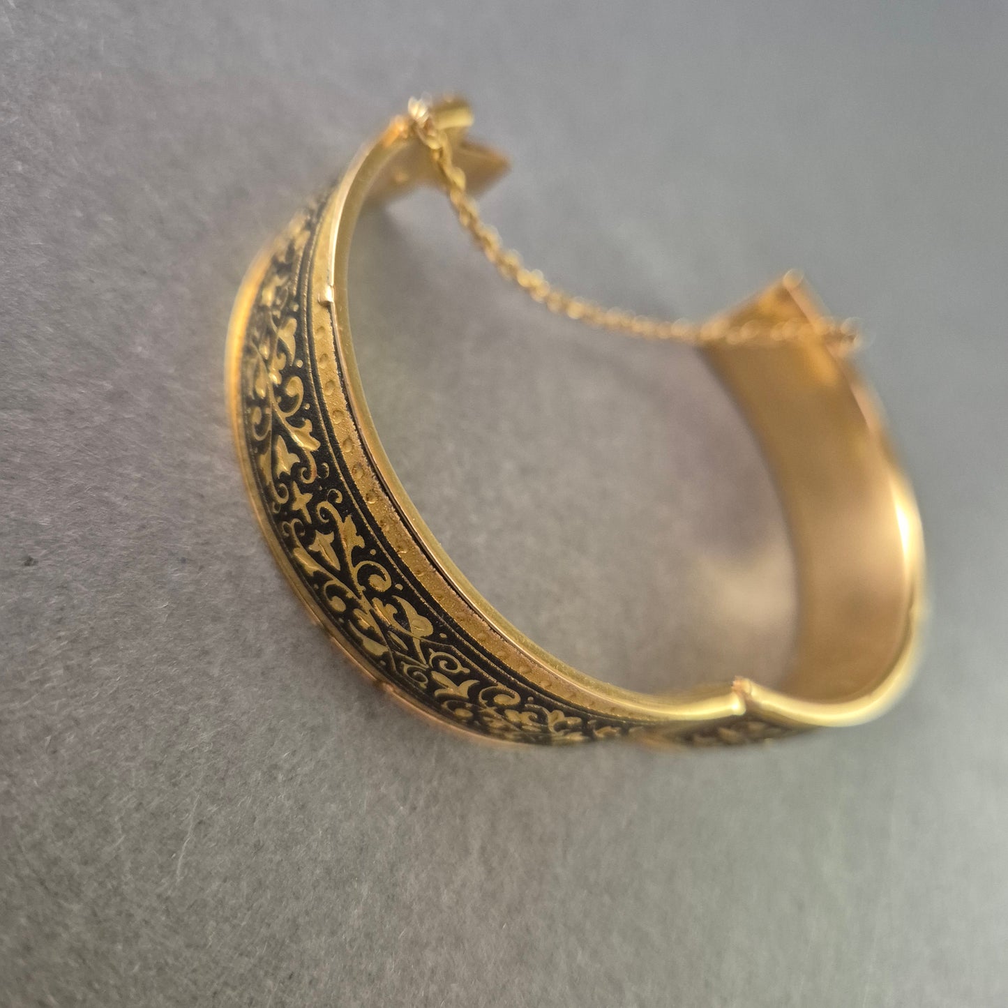 Damen Armreif goldfarben – Ornament Design mit Sicherheitskette