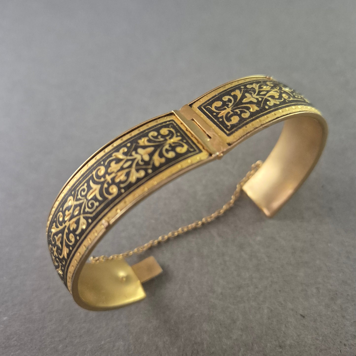 Damen Armreif goldfarben – Ornament Design mit Sicherheitskette