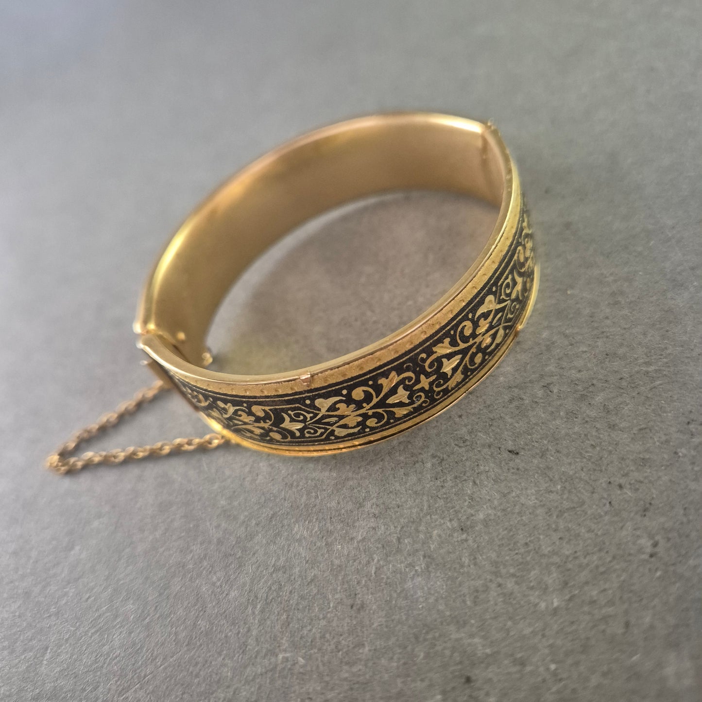 Damen Armreif goldfarben – Ornament Design mit Sicherheitskette