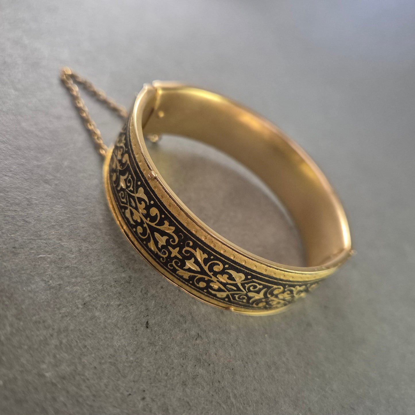 Damen Armreif goldfarben – Ornament Design mit Sicherheitskette