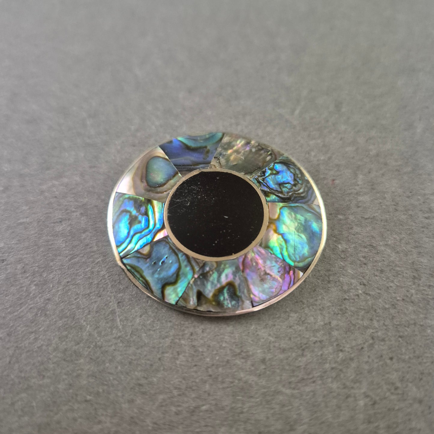 Damen Brosche rund – Perlmutt Einlage in schimmernden Farben